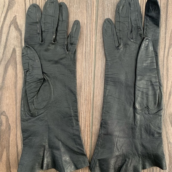 Gloves - Picture 1 of 7